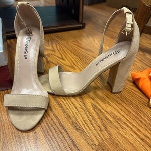 Breckelle’s Heels Size 7 Color Natural